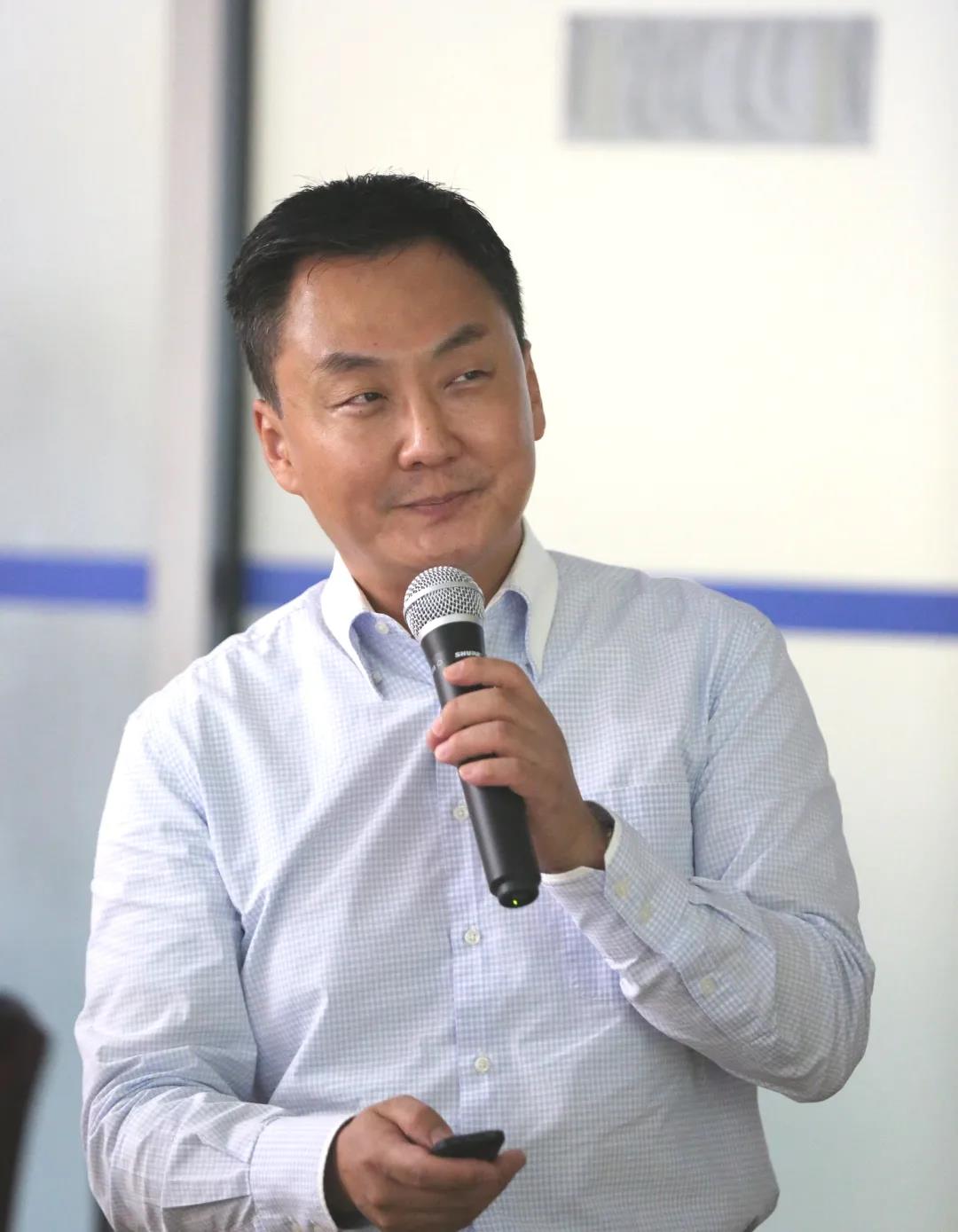 中国电子信息博览会负责人、深圳市平板显示行业协会副会长兼秘书长郭灏明介绍电博会筹备情况